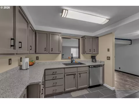 Kitchen - 1735 Rainbow Dr, Springfield, OR 97477 photo 2 of 2