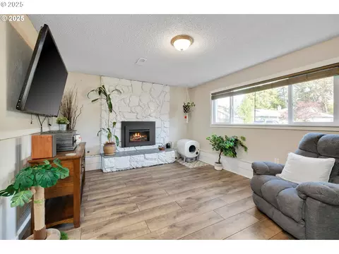Living - 1460 Cornell Ave, Gladstone, OR 97027 photo 5 of 6