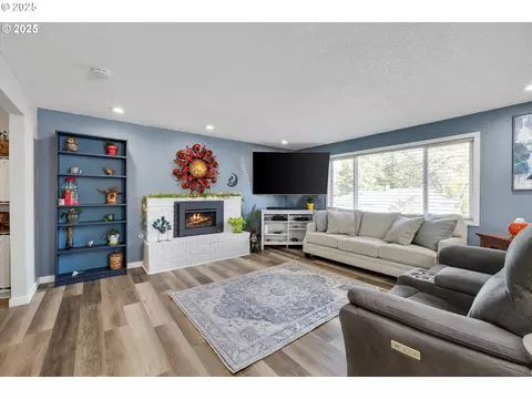 Living - 1460 Cornell Ave, Gladstone, OR 97027 photo 1 of 6
