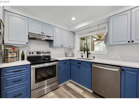 Kitchen - 1460 Cornell Ave, Gladstone, OR 97027 photo 2 of 4