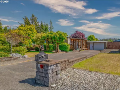 2925 Knott Ter, Coos Bay, OR 97420