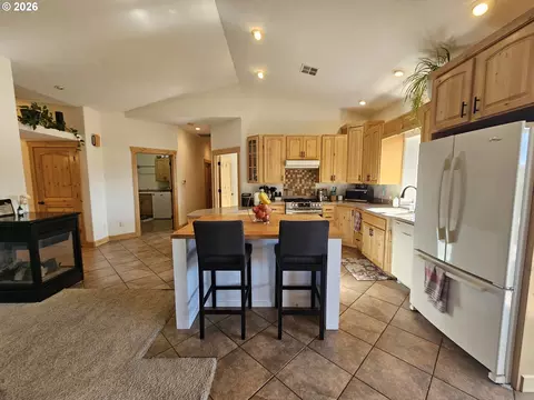 Kitchen - 3510 NE King Pl, Pendleton, OR 97801 photo 3 of 7