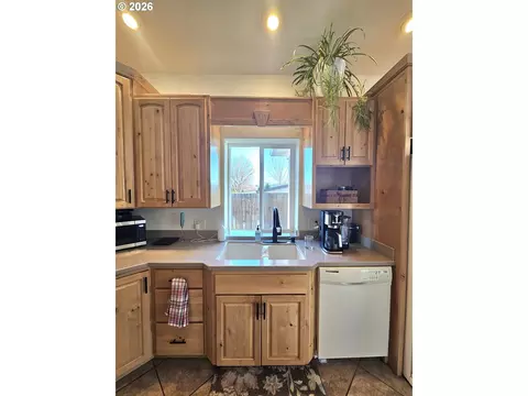 Kitchen - 3510 NE King Pl, Pendleton, OR 97801 photo 4 of 7