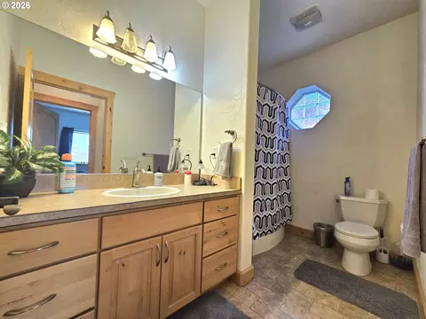 Bath - 3510 NE King Pl, Pendleton, OR 97801 photo 6 of 8