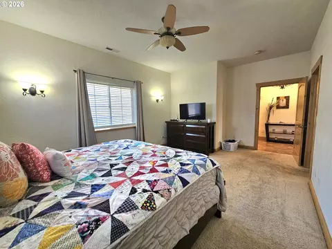 Bedroom - 3510 NE King Pl, Pendleton, OR 97801 photo 2 of 6