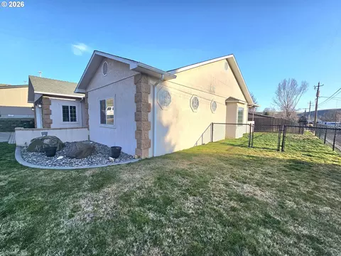 Exterior - 3510 NE King Pl, Pendleton, OR 97801 photo 3 of 9