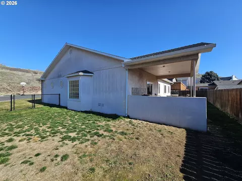 Exterior - 3510 NE King Pl, Pendleton, OR 97801 photo 8 of 9