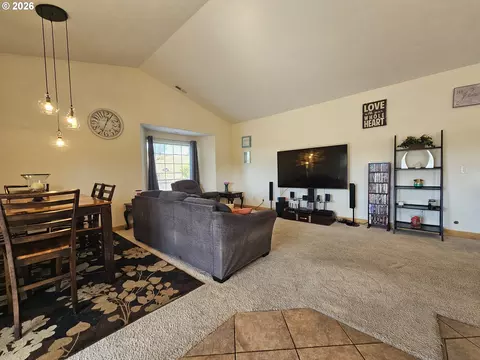Living - 3510 NE King Pl, Pendleton, OR 97801 photo 1 of 1