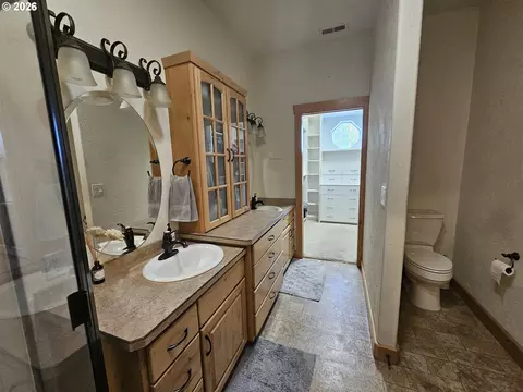 Bath - 3510 NE King Pl, Pendleton, OR 97801 photo 3 of 8