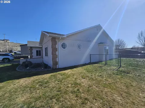 Exterior - 3510 NE King Pl, Pendleton, OR 97801 photo 7 of 9