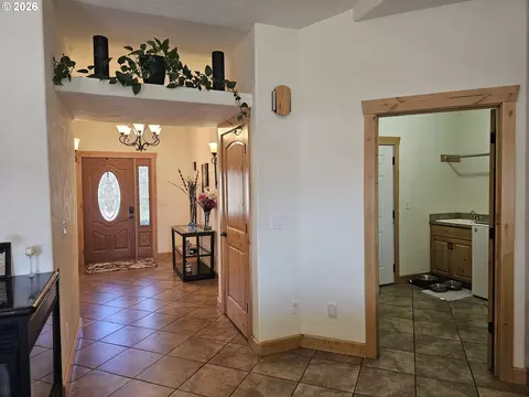 Entry Way - 3510 NE King Pl, Pendleton, OR 97801 photo 1 of 1