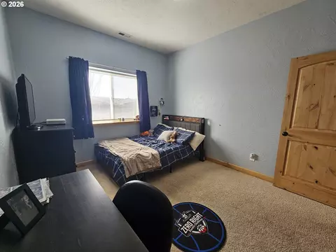 Bedroom - 3510 NE King Pl, Pendleton, OR 97801 photo 4 of 6