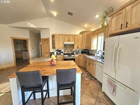 Kitchen - 3510 NE King Pl, Pendleton, OR 97801 photo 5 of 7