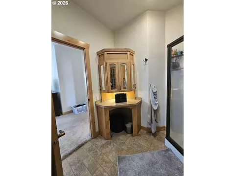 Bath - 3510 NE King Pl, Pendleton, OR 97801 photo 1 of 8