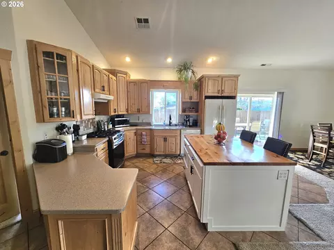 Kitchen - 3510 NE King Pl, Pendleton, OR 97801 photo 2 of 7