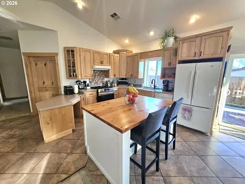Kitchen - 3510 NE King Pl, Pendleton, OR 97801 photo 1 of 7