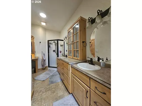 Bath - 3510 NE King Pl, Pendleton, OR 97801 photo 4 of 8