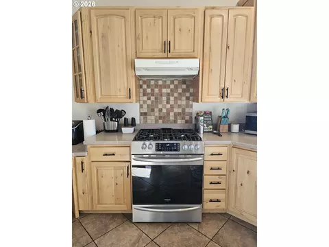 Kitchen - 3510 NE King Pl, Pendleton, OR 97801 photo 6 of 7