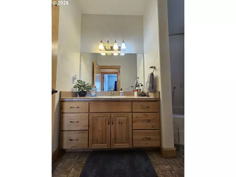 Bath - 3510 NE King Pl, Pendleton, OR 97801 photo 7 of 8