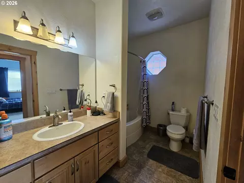Bath - 3510 NE King Pl, Pendleton, OR 97801 photo 5 of 8