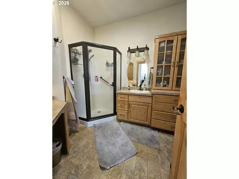Bath - 3510 NE King Pl, Pendleton, OR 97801 photo 2 of 8