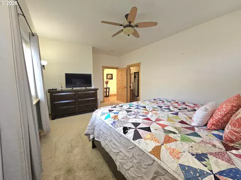 Bedroom - 3510 NE King Pl, Pendleton, OR 97801 photo 3 of 6