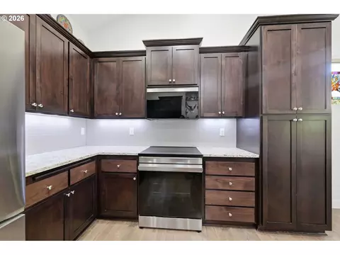 Kitchen - 3622 Stark St, Eugene, OR 97404 photo 3 of 4