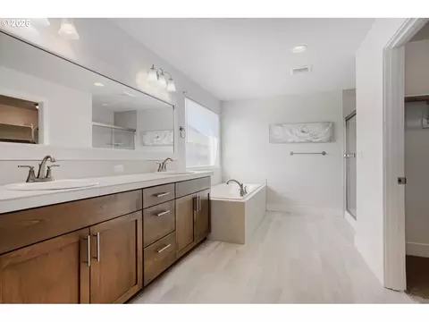 Bath - 652 SW 49th Dr, Gresham, OR 97080 photo 3 of 5