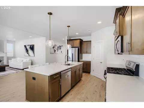Kitchen - 652 SW 49th Dr, Gresham, OR 97080 photo 2 of 3