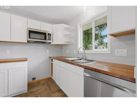 Kitchen - 1543 NE 16th Way, Gresham, OR 97030 photo 1 of 4