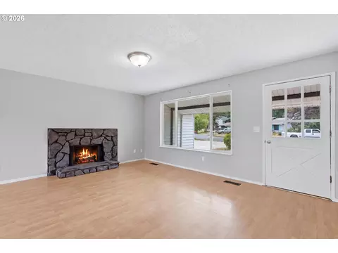 Living - 1543 NE 16th Way, Gresham, OR 97030 photo 3 of 9