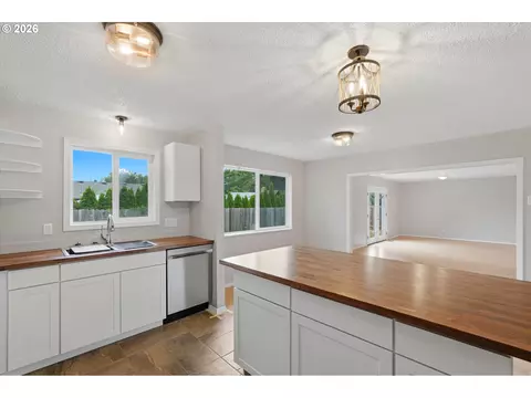 Kitchen - 1543 NE 16th Way, Gresham, OR 97030 photo 2 of 4