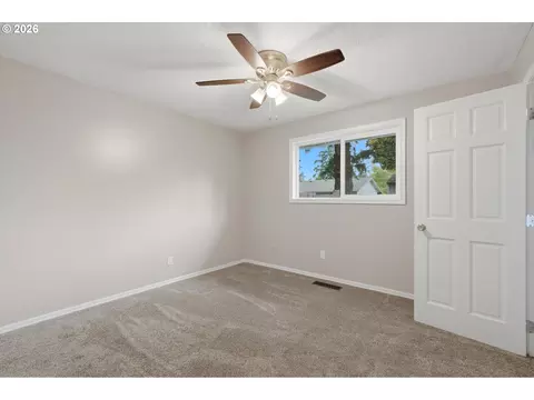 Bedroom - 1543 NE 16th Way, Gresham, OR 97030 photo 3 of 6