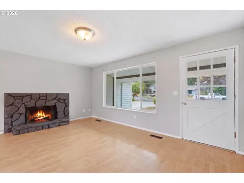 Living - 1543 NE 16th Way, Gresham, OR 97030 photo 7 of 9