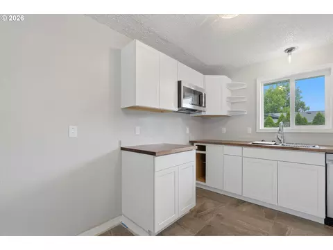 Kitchen - 1543 NE 16th Way, Gresham, OR 97030 photo 3 of 4