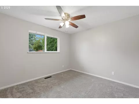 Bedroom - 1543 NE 16th Way, Gresham, OR 97030 photo 5 of 6