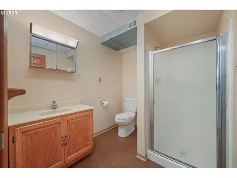 Bath - 28198 Briggs Hill Rd, Eugene, OR 97405 photo 3 of 3