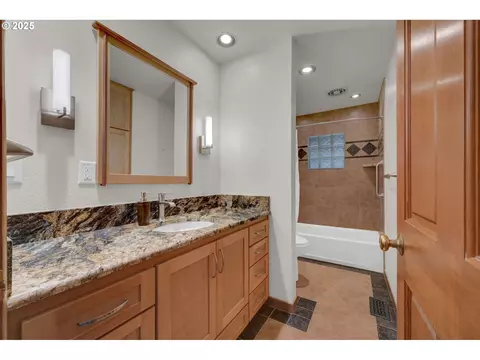 Bath - 28198 Briggs Hill Rd, Eugene, OR 97405 photo 2 of 3