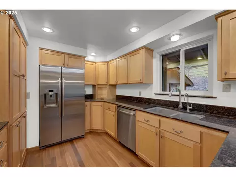 Kitchen - 28198 Briggs Hill Rd, Eugene, OR 97405 photo 2 of 3