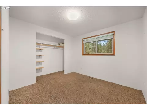 Bedroom - 28198 Briggs Hill Rd, Eugene, OR 97405 photo 3 of 5