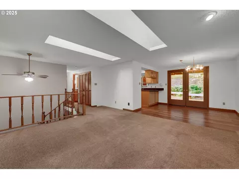 Living - 28198 Briggs Hill Rd, Eugene, OR 97405 photo 3 of 8