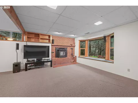 Living - 28198 Briggs Hill Rd, Eugene, OR 97405 photo 7 of 8