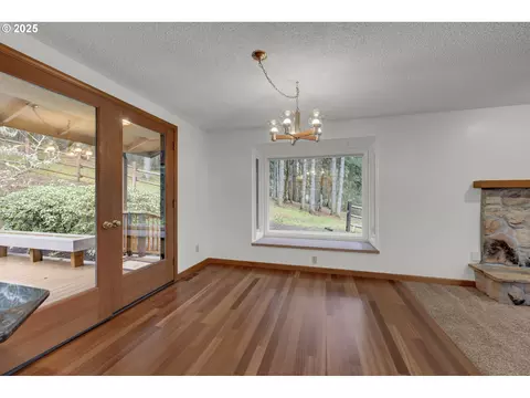Living - 28198 Briggs Hill Rd, Eugene, OR 97405 photo 5 of 8