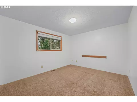 Bedroom - 28198 Briggs Hill Rd, Eugene, OR 97405 photo 4 of 5