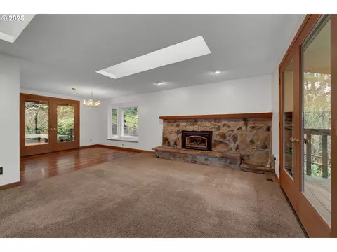 Living - 28198 Briggs Hill Rd, Eugene, OR 97405 photo 2 of 8