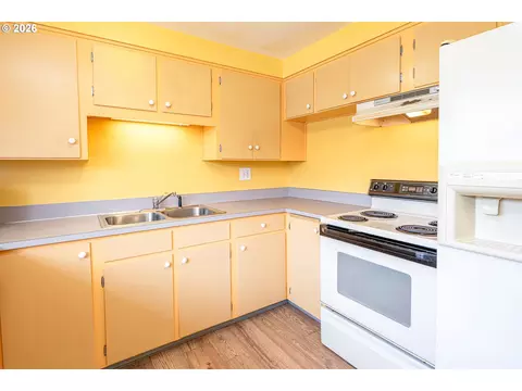 Kitchen - 3430 E St, Springfield, OR 97478 photo 4 of 6
