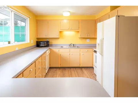 Kitchen - 3430 E St, Springfield, OR 97478 photo 2 of 6