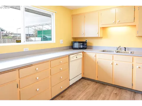 Kitchen - 3430 E St, Springfield, OR 97478 photo 3 of 6