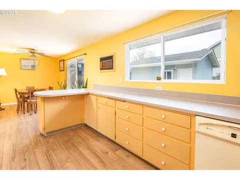 Kitchen - 3430 E St, Springfield, OR 97478 photo 6 of 6