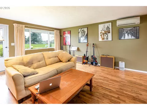 Living - 3430 E St, Springfield, OR 97478 photo 1 of 4